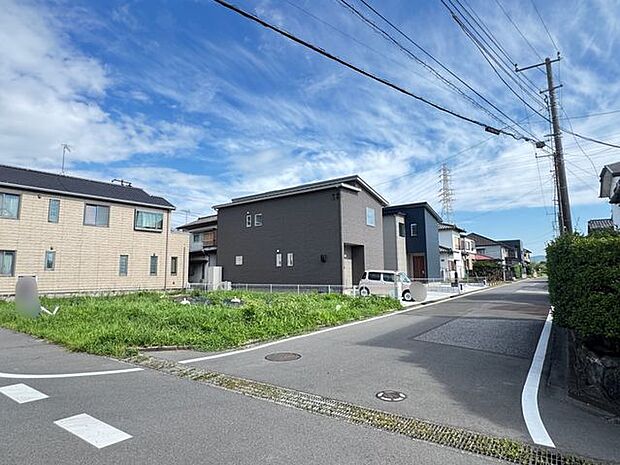 【前面道路含む現地写真】セブンイレブン君津中富店まで徒歩3分(約220m)。24時間営業のため、必要なときにいつでもアクセスできます。