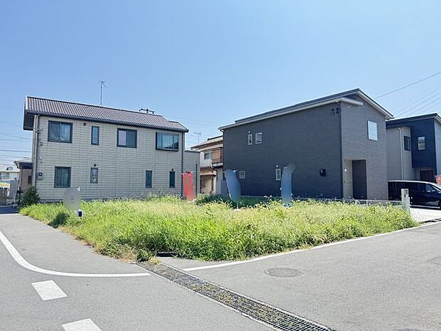 【現地写真】北側前面道路は幅員約8mです。ゆとりがあるため、車のすれ違いも落ち着いてできそうです。