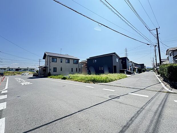 【前面道路含む現地写真】君津市立周西小学校まで徒歩13分(約1000m)。少し距離はありますが、お子様の基礎体力向上に役立ちます。