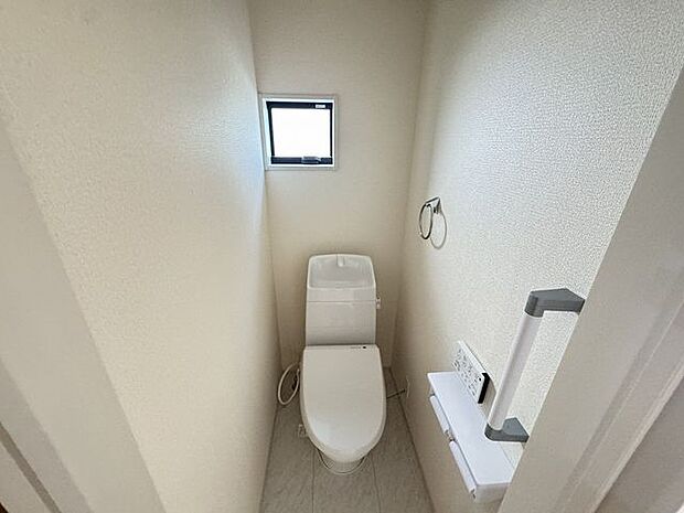【トイレ/1階】1年を通じて快適に使用できる温水洗浄便座付きのトイレです。