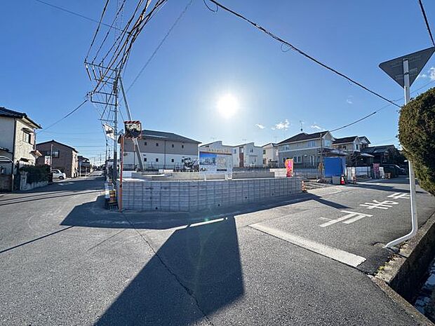 【現地写真】南西向きLDKは約16帖の広さが確保されています。お気に入りのインテリアで理想の住まいづくりを楽しめます。