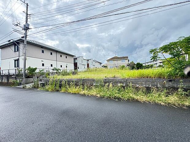 【現地写真】並列駐車2台可(車種による)。自転車置場やバイク置場としても役立ちそうです。