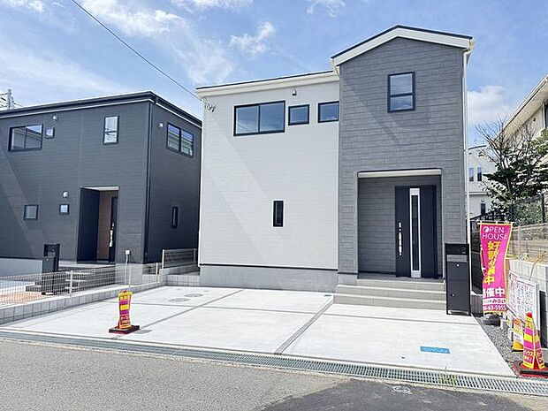 【外観/1号棟】周囲の街並みと調和する、シンプルモダンでスタイリッシュな外観です。玄関上部は庇があり、雨天時でも落ち着いて作業できそうです。