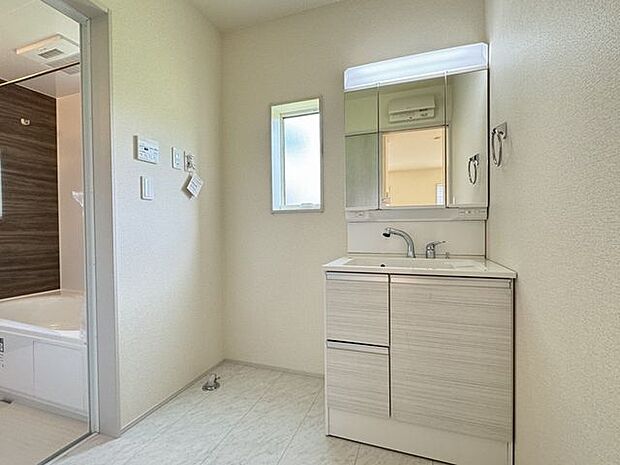 【洗面室/施工例】窓付きの洗面室。シャワー付きの洗面化粧台が備わっています。収納スペースも多いため、小物類や化粧品もすっきりと収納できます。※実際とは異なる場合があります。