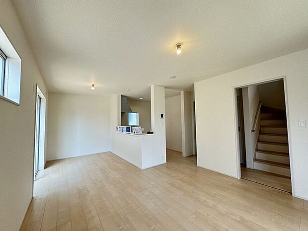 【LDK/施工例】開放的な対面式キッチンやリビング階段が採用されています。ご家族とのコミュニケーションが図りやすい間取り設計です。※実際とは異なる場合があります。