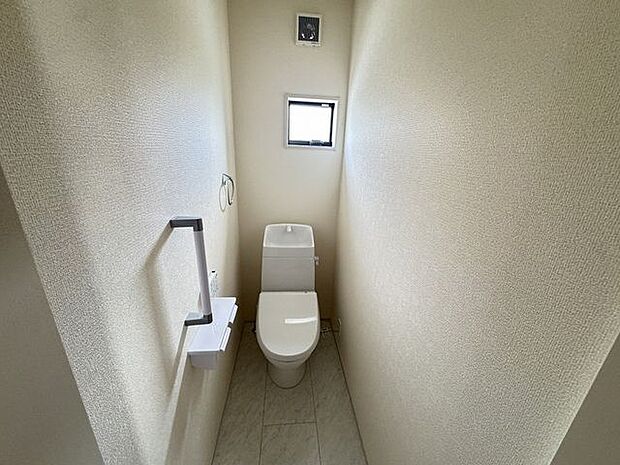 【トイレ】年間を通して快適に使用できる、温水洗浄便座付きトイレです。立ち座りをサポートしてくれる、手すり付きです。