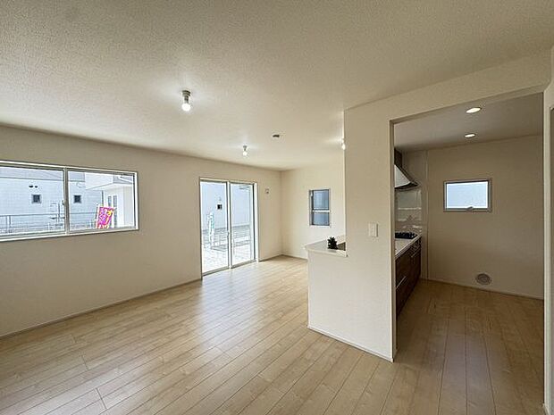 【LDK】ご家族との会話が弾む対面式キッチンが採用されています。ほどよく独立感があり、生活感を隠しやすい設計です。※家具調度品は販売価格に含まれません。