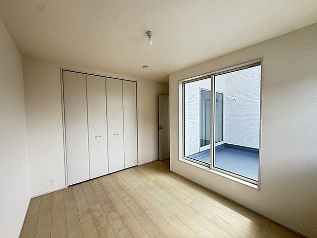 【洋室/約6.5帖】光と風が通る、心地よい2面採光のお部屋です。洋室の中で最も広いため、主寝室としてもおすすめです。