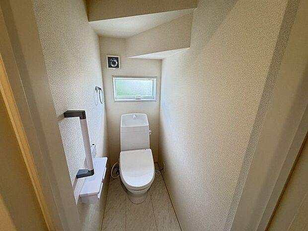 【トイレ/1階】1年を通じて快適に使用できる温水洗浄便座付きのトイレです。