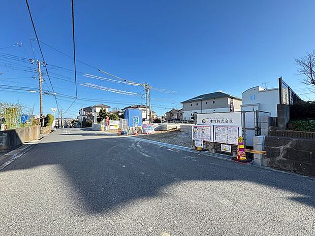 【現地写真】前面道路幅員は約6m。南東側の接道間口は12m以上とゆとりがあります。