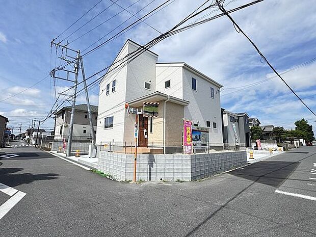 【外観/3号棟】3号棟は、開放感あふれる角地!前面道路の幅員は約6m。南東側の接道間口は12m以上とゆとりがあります。
