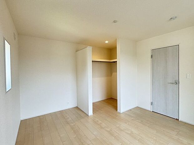 【洋室/施工例】2階の各洋室に収納付きです。適材適所の収納が叶います。※実際とは異なる場合があります。