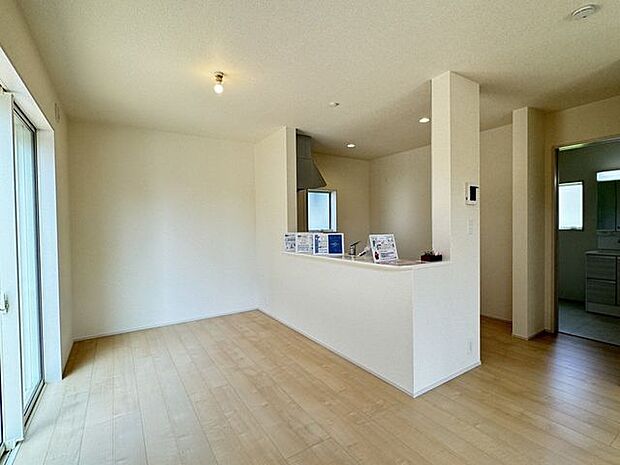 【LDK/施工例】リビングからキッチンの様子が見えるため、ご家族どうしで会話が弾みやすい間取りです。※実際とは異なる場合があります。