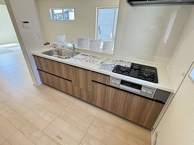 【キッチン/施工例】リビングで過ごすお子様を見守りながら調理可能な対面式のキッチンです。※実際とは異なる場合があります。