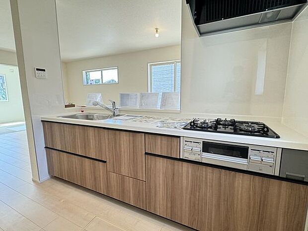 【キッチン/施工例】お手入れのしやすいシステムキッチン。シンクやコンロ下の収納は、調理器具や食器などを収納可能です。※実際とは異なる場合があります。