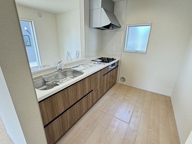 【キッチン/施工例】キッチン側にも小窓が設置されており、調理中のにおい籠りを軽減できそうです。※実際とは異なる場合があります。