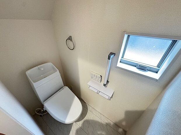 【トイレ】温水洗浄便座付きのトイレ。各階トイレ付きのため、混み合う時間帯や来客時でも気兼ねなくご利用いただけます。