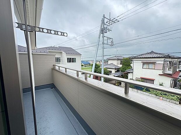 【バルコニー】約7.5帖の洋室に面したバルコニー。南東向きにつき、洗濯物を気持ちよく干せそうです。