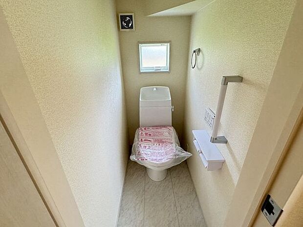 【トイレ/施工例】温水洗浄便座付きのトイレ。各階トイレ付きのため、混み合う時間帯や来客時でも気兼ねなくご利用いただけます。※実際とは異なる場合があります。