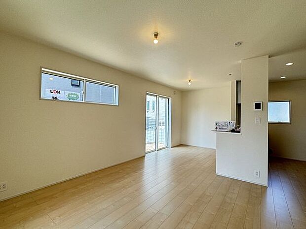 【LDK/施工例】2面採光で明るい空間。家具を自在にレイアウトしやすい横長リビングです。※実際とは異なる場合があります。