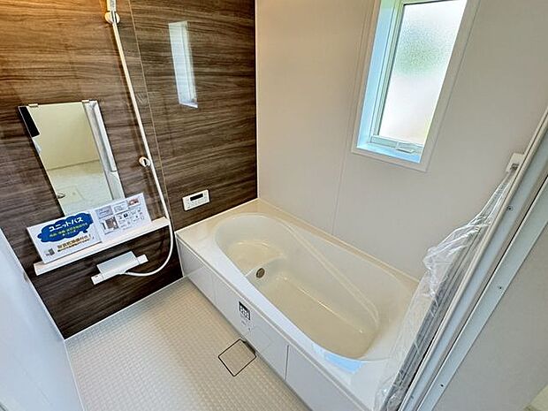 【浴室/施工例】浴室には浴室乾燥機が設けられています。雨天時や花粉時期などの洗濯に便利です。※実際とは異なる場合があります。