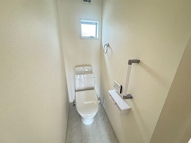 【トイレ】温水洗浄便座付きのトイレ。各階トイレ付きのため、混み合う時間帯や来客時でも気兼ねなくご利用いただけます。