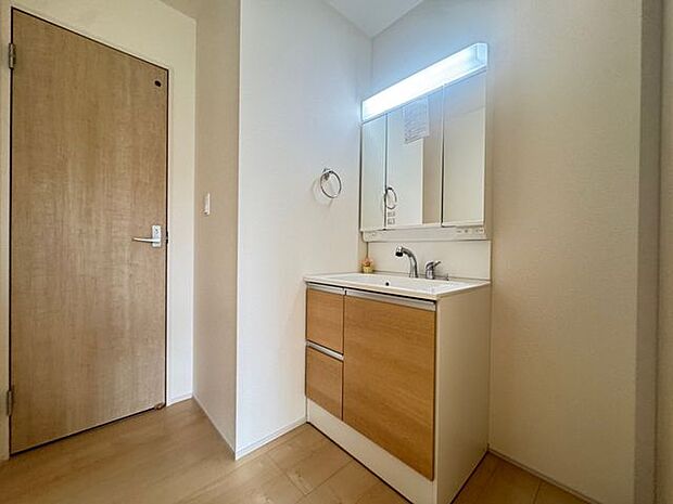 【洗面室】洗面室と脱衣室が分かれているので、入浴中でも気兼ねなく洗面化粧台を利用できます。※家具調度品は販売価格に含まれません。