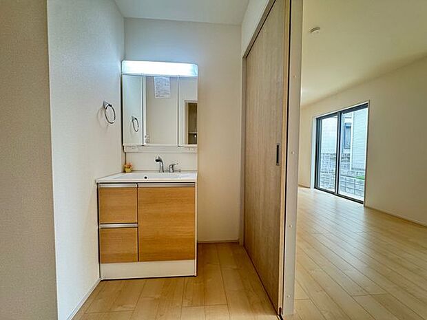 【洗面室】洗面室を利用する際はLDKを通る間取りなので、ご家族と顔を合わせる機会が自然と増えそうです。※家具調度品は販売価格に含まれません。