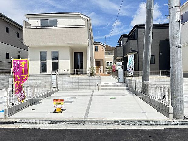 【外観/5号棟】手前が4号棟、奥に見えるのが5号棟となります。2台分のカースペース(車種による)の奥に建物が配置され、プライバシーを確保しやすい住環境です。