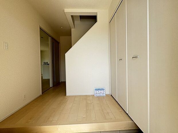 【玄関/施工例】ご家族の靴などをまとめて収納可能な、シューズボックスが備わっています。※実際とは異なる場合があります。