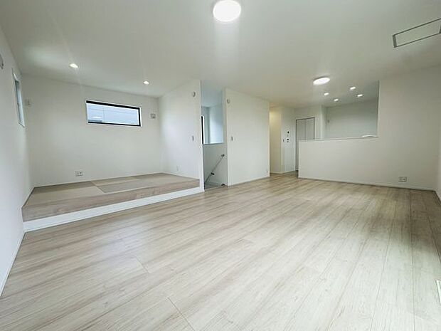 【フレスティア都賀若葉区若松町/21号棟】3面採光が確保されたLDK。窓を開ければスムーズに空気が入れ替わります。※家具調度品等は販売価格に含まれません。