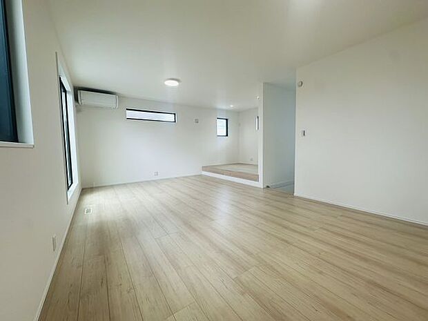 【LDK/約21.1帖(タタミ小上がり含む)】ご家族が集うLDKは約22.9帖の広さがあります(タタミ小上がり含む)。※家具調度品等は販売価格に含まれません。