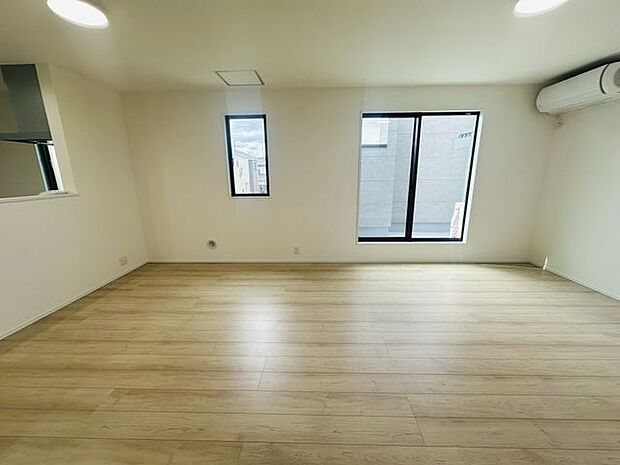 【LDK/約21.1帖(タタミ小上がり含む)】インテリアを選ばない、シンプルな内装デザインが採用されています。※家具調度品等は販売価格に含まれません。