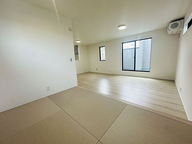 【LDK/約21.1帖(タタミ小上がり含む)】縁なしタタミは洋風のインテリアとも違和感なく馴染みます。※家具調度品等は販売価格に含まれません。