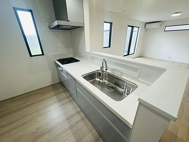 【キッチン】対面式キッチン仕様で、お料理中にリビング・ダイニングで過ごすご家族と会話が弾みます。※家具調度品等は販売価格に含まれません。