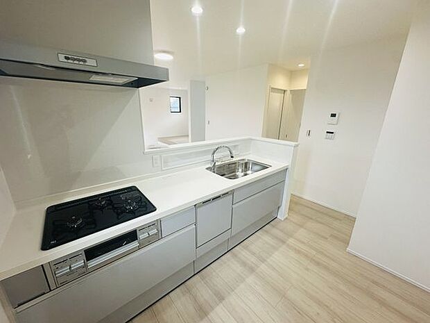 【キッチン】3口コンロとグリル付きで同時調理が行えます。※家具調度品等は販売価格に含まれません。