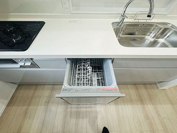 【ビルトイン食洗機】食後の片付けの時短に役立つ設備です。ご家族団らんや趣味の時間を、よりゆっくり過ごせそうです。