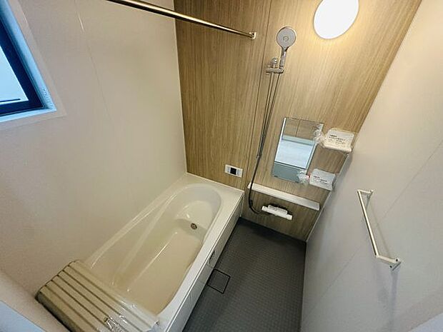 【浴室】節水効果のあるベンチ型浴槽が採用されています。半身浴を行いやすく、ゆったりとバスタイムを楽しむことができそうです。