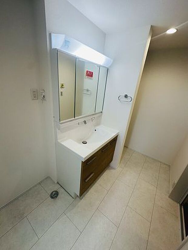 【洗面室】身支度を整えやすい3面鏡付きの洗面化粧台が採用されています。※家具調度品等は販売価格に含まれません。