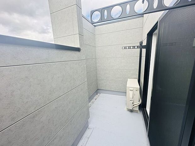 【バルコニー】外からの視線が届きにくい手すり壁が採用され、プライバシー性に配慮されています。