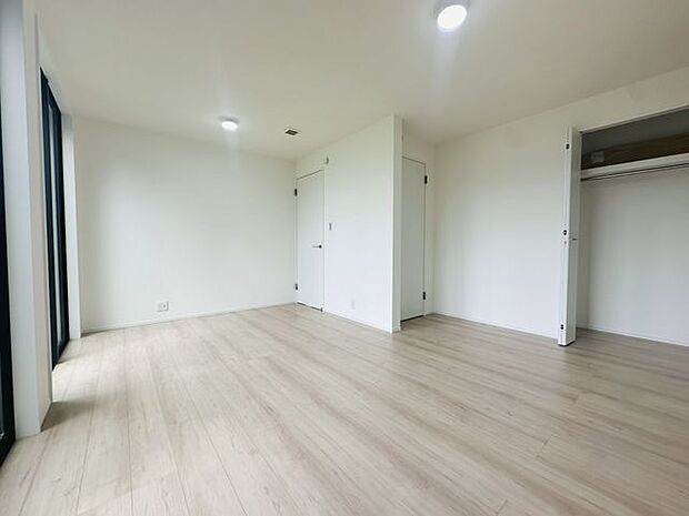 【洋室/約9.3帖】ライフスタイルに合わせた間取り変更が行える洋室(工事費別途)。※家具調度品等は販売価格に含まれません。