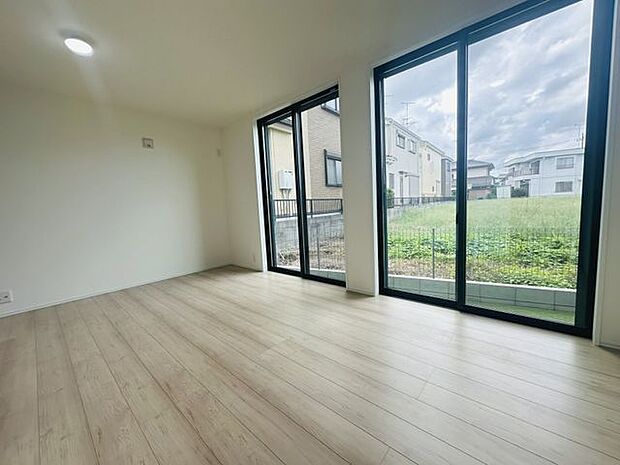 【洋室/約9.3帖】南西向きの掃き出し窓が並びます。※家具調度品等は販売価格に含まれません。