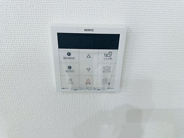 【給湯リモコン】自動湯はりや予約機能が搭載されています。追い焚き機能があり、ご家族間で入浴のタイミングがずれる場合などに、沸かし直すことができ便利です。