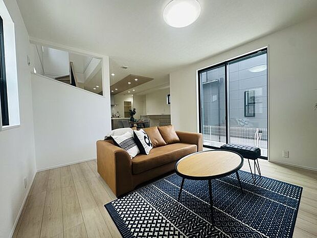 【LDK】3面採光＆一部吹抜仕様で開放感溢れる、明るいLDK！ご家族でゆったりとお寛ぎいただけます。※家具調度品等は販売価格に含まれません。