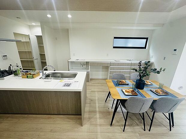 【LDK】キッチン横にダイニングセットを配置するなど、機能的でゆとりのスペースがあるLDKです。※家具調度品等は販売価格に含まれません。