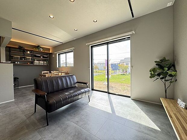 【LDK】約15.7帖のLDKです。庭に面していて開放感があります。シンプルで落ち着いた印象の内装で、様々なインテリアを楽しめそうです。※家具調度品等は販売価格に含まれません。