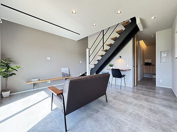 【LDK】壁に2ヶ所コンセントが設置されています。テレビや電子機器をつなぐときに便利です。※家具調度品等は販売価格に含まれません。