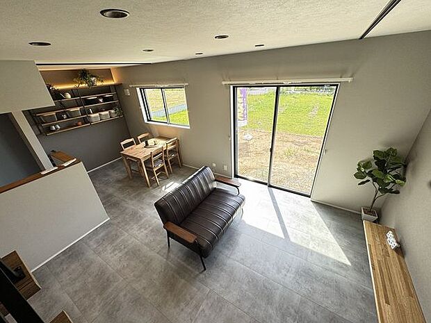 【LDK】グレーの床材が使用されており、全体的に落ち着いた印象です。※家具調度品等は販売価格に含まれません。