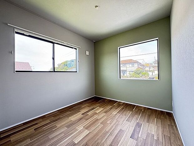 【洋室/約5.2帖】腰高窓なので、ベッドや机などの家具配置がしやすいです。