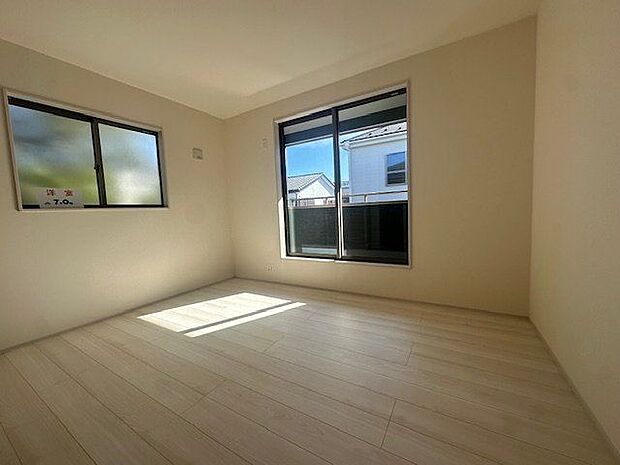 【洋室(約7帖)/1号棟】洋室の中で一番広い約7帖の洋室は、主寝室におすすめ。バルコニーへの出入りが可能です。